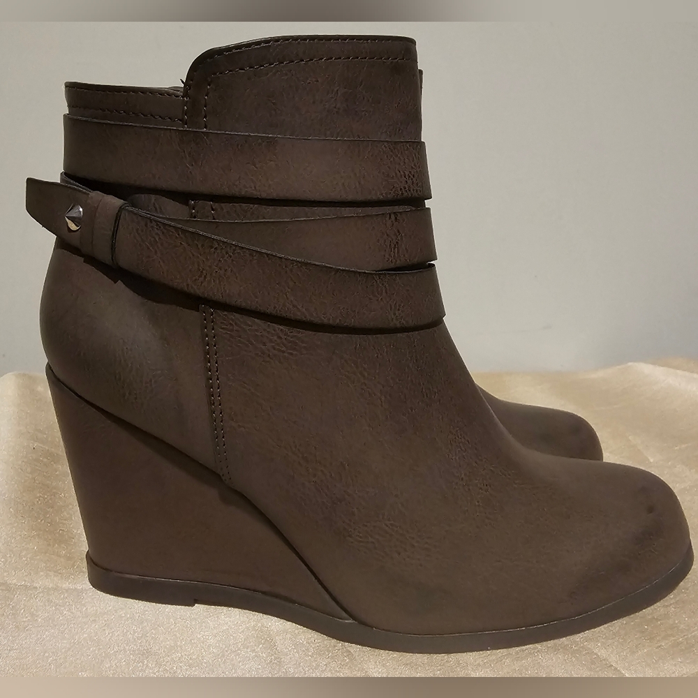 Shoedazzle Brown Wedge Bootie Size 9